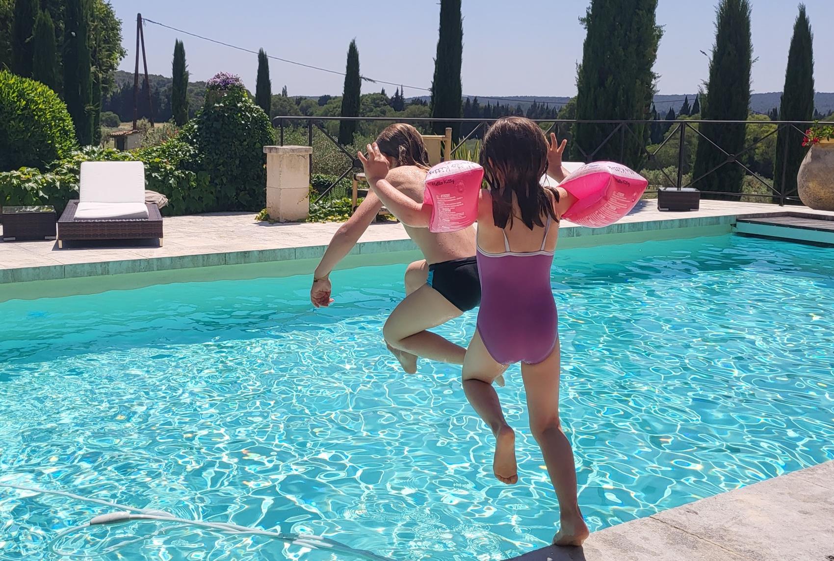 Enfants qui sautent dans une piscine